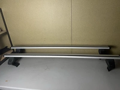 Barras de carga AeroBlade THULE 60" ARB60 barras transversales de techo con Chevy 2019 doble cabina Foto 1 de 4