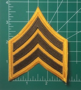 (2) Parche Sargento Chevron - 3 Rayas Marrón Oscuro en Sarga Dorada - Borde Dorado - Imagen 1 de 5