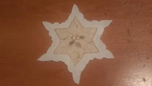 Christmas Doilies (8), white and gold with holly leaves. - Picture 1 of 1