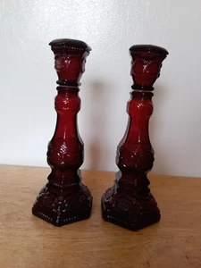 Vintage Paar Avon 1876 Cape Cod Rubinrot Glas Kerzenständer Kerzenhalter - Bild 1 von 6