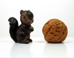 SQUIRREL & Nut WALNUT Vintage SALT & PEPPER SHAKERS Set Porcelain Japan 2 3/4" - Picture 1 of 5