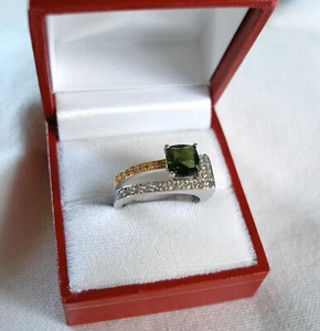 Anillo solitario de turmalina verde de 1,8 quilates, zafiro blanco y diamantes de oro blanco de 14 quilates - Imagen 1 de 9