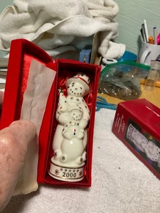 Madison Avenue Christmas ornament musical figurine box White Christmas - Picture 1 of 9