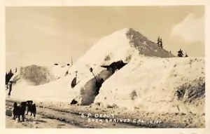 RPPC S.P. DEPOT Soda Springs CA Husky Hunde Schnee Eisenbahn um 1930 Vintage Postkarte - Bild 1 von 1