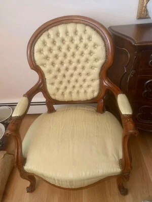 2 SILLAS DE BRAZO FRANCESAS ANTIGUAS DEL SIGLO XX estilo provincial talladas en nogal Foto 1 de 4