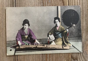 Vintage Postkarte handkoloriert Japan japanische Frauen Kimono RPPC Musikinstrumente - Bild 1 von 2