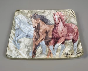 Coperta morbida 3 cavalli corsa firmata Wilson-Schultz equitazione 69 x 48 - Foto 1 di 8