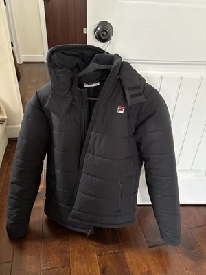 Chaqueta acolchada grande negra Fila Premium de peso pesado para hombre Foto 1 de 4