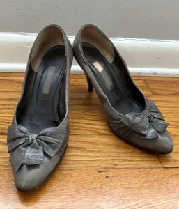 Albert Nipon Grey Patent Leather Classic Pumps Shoes with Bows Size 7.5 M - Picture 1 of 22