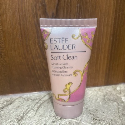 Limpiador en espuma rico en hidratación suave Estee Lauder 30 ml 1 oz Foto 1 de 4