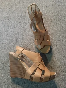 MRKT Wedge Heel 4" beige Size 7 Has ware discounted - Picture 1 of 9