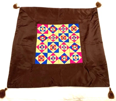 Funda de Almohada Coreana Patchwork Tradicional Jogakbo Marrón con Borlas Esquineras Foto 1 de 3
