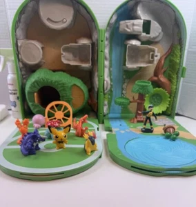 Pokémon Battle Ground Carry Case Backpack Play Set 2020 w/9 Figures Ball Bridge - Picture 1 of 13