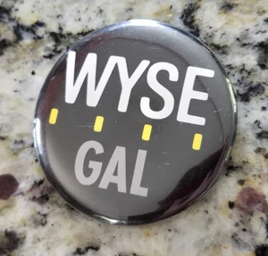 Vintage 2" Wyse Computer Gal Button Pin 80er Jahre - Original - Bild 1 von 3