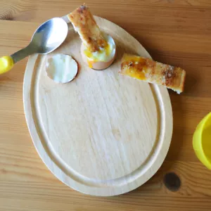 Tabla de desayuno bandeja para servir en forma de huevo con soporte para huevos tazas tostadas madera de goma - Imagen 1 de 6