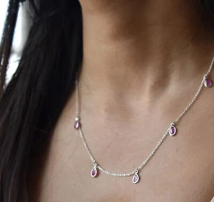 Collar minimalista de plata de ley con dije de rubí 100 % natural multigotas - Imagen 1 de 9