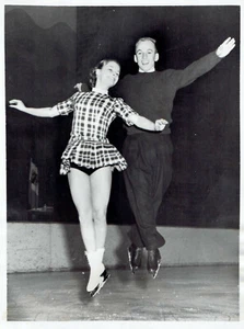 1959 Vintage Photo jumping skaters Carol Heiss David Jenkins at US Championships - Picture 1 of 2