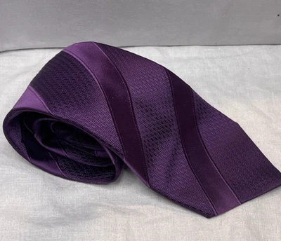 Gravata Daniel De Fasson Studio 100% seda • Listrada roxa ameixa profunda • Feita à mão - Imagem 1 de 4