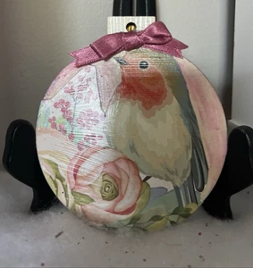 GRANDE ORNAMENTO ROTONDO ARTIGIANALE IN LEGNO UCCELLINO, REGALO, BELLEZZA DECOUPAGED - Foto 1 di 2
