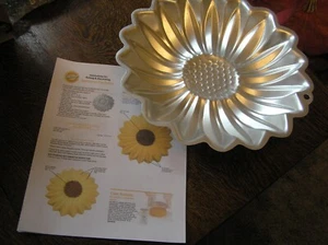 Wilton 2007 SUNFLOWER Cake Pan Mold #2105-1019 w/ Instructions - Picture 1 of 2