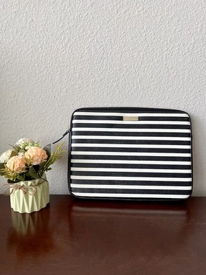 Funda Estampada Kate Spade - Fairmont Cuadrada Negra/Crema - 13" Apple Macbook Foto 1 de 4