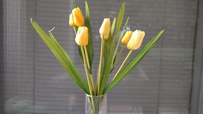 AEROSOL ARTIFICIAL TULIPANES AMARILLOS 7 TALLOS CON FLORES  Foto 1 de 4
