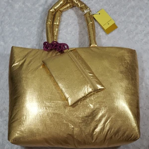 Bolso de Mano Metálico Puffer con Cadena - Kika Vargas x Target Dorado - Imagen 1 de 7