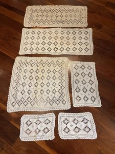 NACHLASS POSTEN 6 STREICHHÖLZER SET HANDARBEIT GEHÄKELT TISCHDECKE LÄUFER DECKCHEN WEISS BAUMWOLLE VINTAGE - Bild 1 von 15
