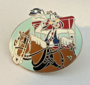 Spilla Disney Pippo 2005 Cast Lanyard Collezione Trasporto Carro Cavallo - Foto 1 di 3