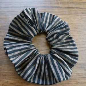 Accesorios para el cabello Fendi para mujer corbata lona elástica marrón negro rayas damas - Imagen 1 de 2