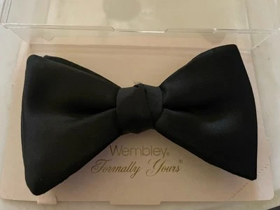 VTG Black Satin Wembley Formally Yours Clip Bow Tie Unused In Original Packaging — 第 1/4 张图片