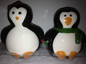 PENGUIN PARTY XMAS SALT & PEPPER SHAKERS CERAMIC WINTER SCARF BY BOSTON WAREHOUS - Picture 1 of 3