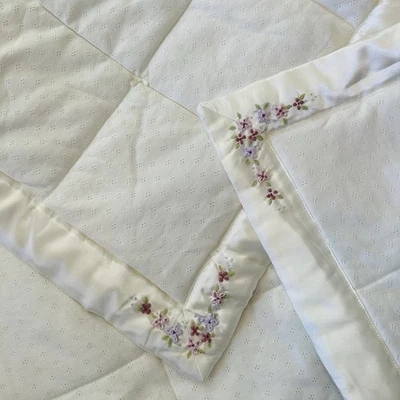 Manta de bebé acolchada marfil Gymboree 2001 vintage nueva sin etiquetas flores bordadas Foto 1 de 4