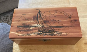 Kiefer Zedernholz Box mit Segelboot Illustration mit Schloss und Schlüssel - Bild 1 von 5