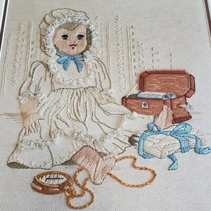 Bestickte Baby Puppe & Spieluhr Bild fertig & gerahmt Rahmen Größe 23" x 261/2" - Bild 1 von 12