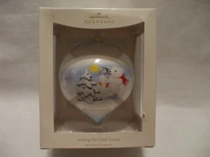 Hallmark Keepsake Ornament "Añadiendo el toque final" Navidad escena de nieve 2008 - Imagen 1 de 9