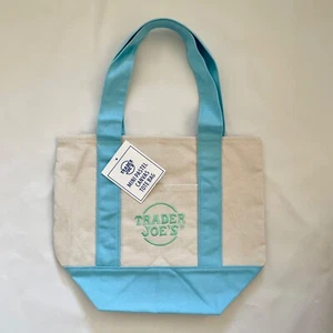 Bolso de Mano Trader Joe’s Mini Lona Pastel Azul Bebé Edición Limitada Nuevo Con Etiqueta - Imagen 1 de 4