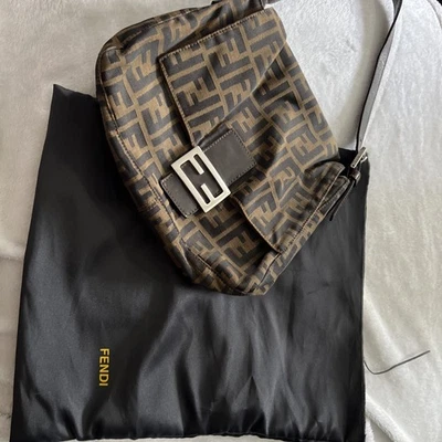 Bolso mediano Fendi Zucca FF Mamma Baguette marrón logotipo FF lona con bolsa antipolvo Foto 1 de 4
