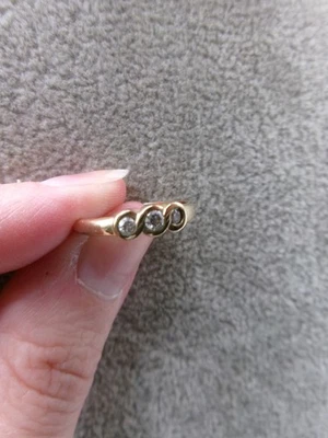 Anel vintage Hallmark ouro amarelo 9 quilates três pedras diamante tamanho L 1,71 g - Imagem 1 de 4