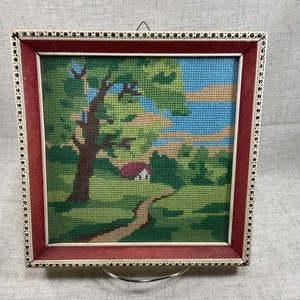 Vintage gerahmte Nadelspitze Landszene ländliche rollende Hügel Baum Haus 8,5" x 8,5" - Bild 1 von 11