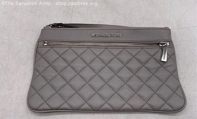 Cartera de muñeca clásica con bolsillo exterior de cuero gris plateado Michael Kors para mujer Foto 1 de 4