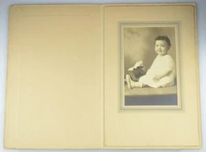 "FOTO GRANDE DE NIÑO SENTADO CON JUGUETES DE FELPA-FARRINGTON CERVECERA ME-FOTO 4"" X 6"" - Imagen 1 de 4