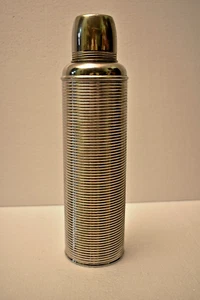 Borraccia sottovuoto thermos vintage tedesca in metallo con design a coste, anni 50-60 circa - Foto 1 di 10