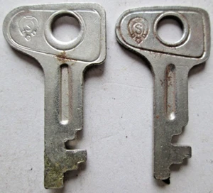 PAR DE LLAVES DE MALETERO DE HIERRO 642 EQUIPAJE IMPERIAL VINTAGE "HERRADURA S", 1 7/32", USADO - Imagen 1 de 2
