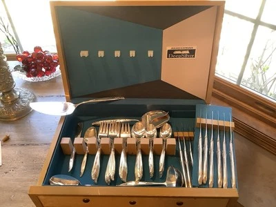 Bonitos 63 piezas Holmes & Edwards Woodsong Caja Plateada Tenedor Cuchara Cuchillo Servidores Foto 1 de 4