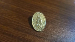 Olympic Pin - 2004 U.S Olympic Team Gold Tone - Aminco - Picture 1 of 3