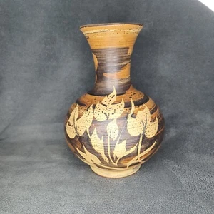 Vintage 1972 Pacific Stoneware B Welsh signed leaf stripped design pottery vase - Picture 1 of 6