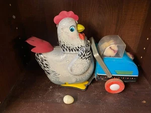 JOUET ANCIEN EN TOLE POULE ET SES POUSSINS DANS UN LANDAU AVEC OEUF - Imagen 1 de 12