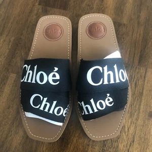 Sandalo nero nuovo con scatola $475 Chloé logo slide in legno - taglie 35 e 36! - Foto 1 di 11