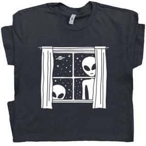 Camiseta Alien in Window Extraña OVNI Área 51 Roswell UAPs Críptida Criptozoología - Imagen 1 de 7